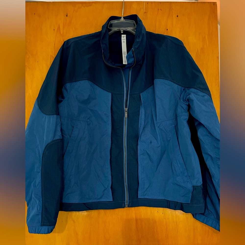 Lululemon Ripstop relaxed fit short jacket in blue!